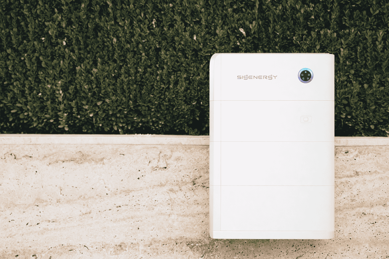 Sigenergy thuisbatterij gemonteerd aan de buitenmuur van een woning voor slimme energieopslag.