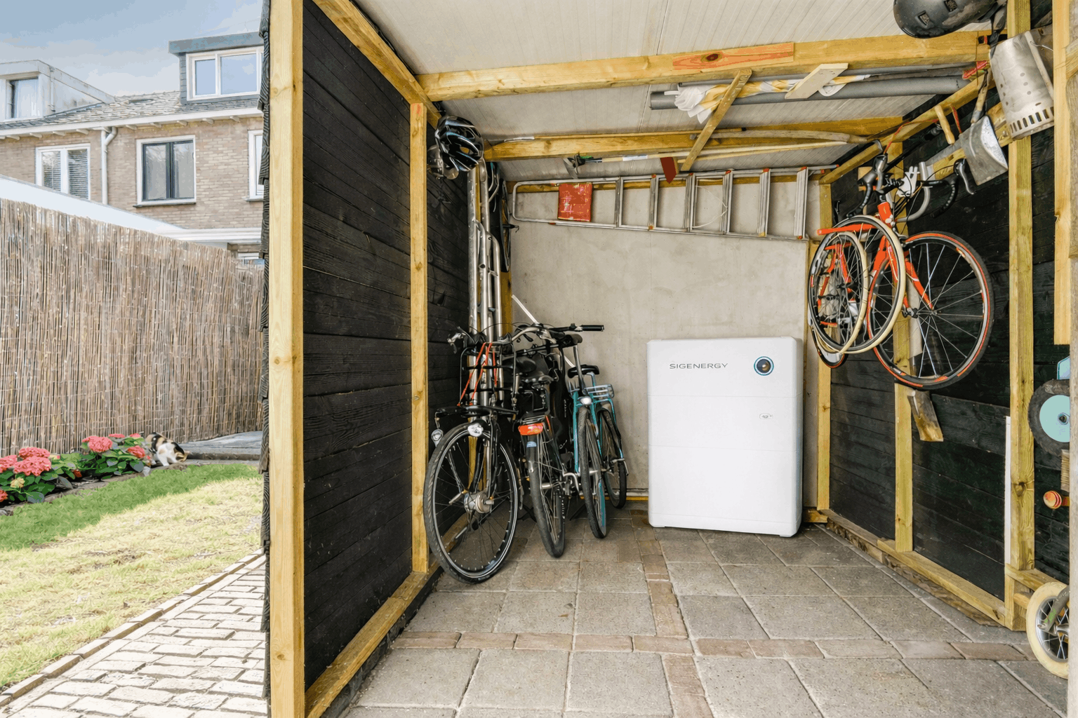 igenergy thuisbatterij geplaatst in een schuur voor het opslaan van zonne-energie.